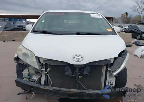 2011 Toyota Sienna Xle V6 z USA, uszkodzony, nr VIN 5TDYK3DC9BS131401